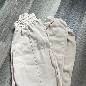 Nike women’s beige sweatpants